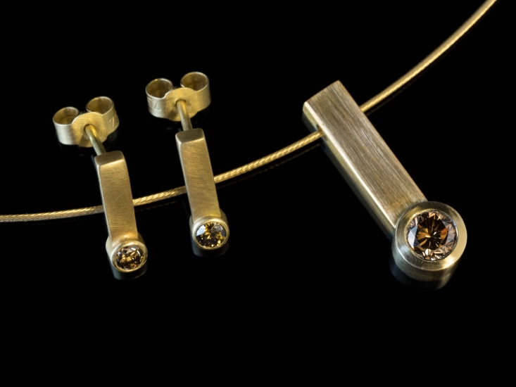 18ct gold with chocolate diamonds