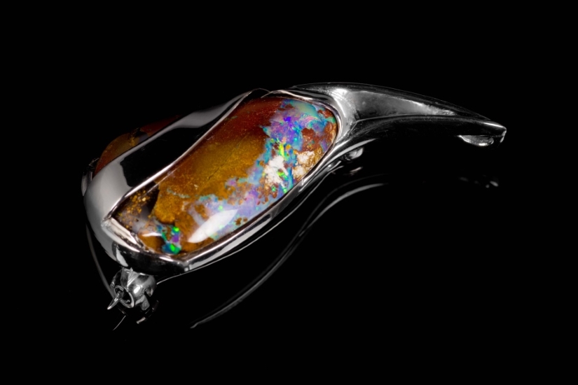 Free-form opal pendant/brooch in palladium